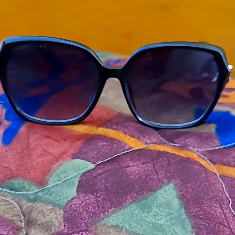 GUESS Womens Sun Glasses